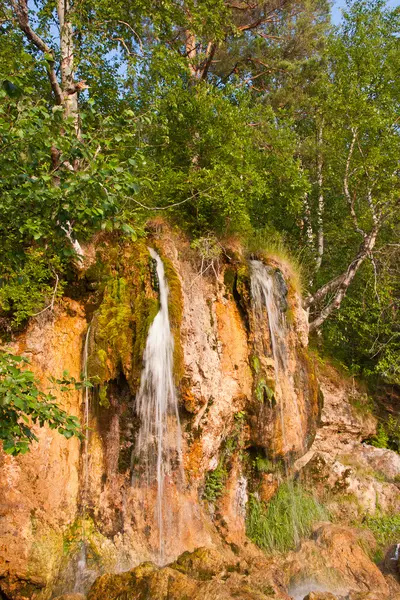 Cachoeira em um dia ensolarado, borda de permanente — Fotografia de Stock