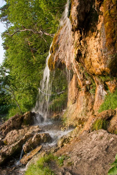 Cachoeira em um dia ensolarado, borda de permanente — Fotografia de Stock
