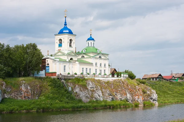 Periferia chiesa sul fiume Chusovaya, bordo Perm — Foto Stock