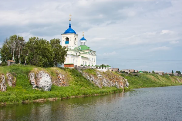 A folyó Chusovaya, Perm edge külvárosában templom — Stock Fotó