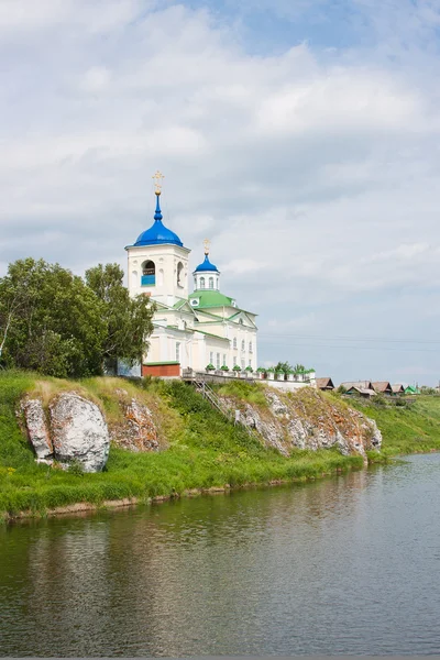 Пригородная церковь на реке Чусовая, Пермский край — стоковое фото