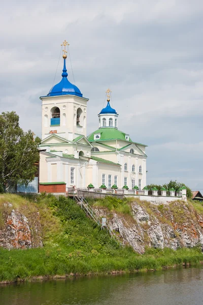 Periferia chiesa sul fiume Chusovaya, bordo Perm — Foto Stock