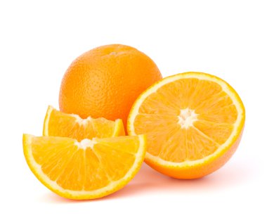 Dilimlenmiş portakal meyve segmentleri beyaz arkaplanda izole edilmiş