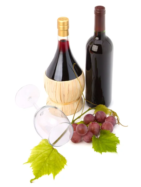 Glas vin och två vinflaskor — Stockfoto