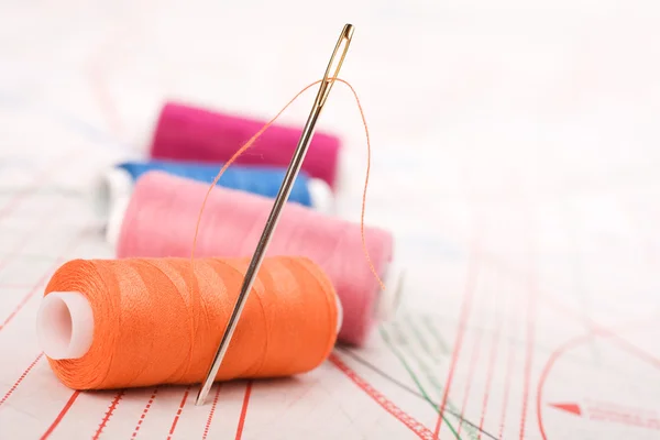 Spool of thread and needle. Sew accessories. — Stock Photo, Image