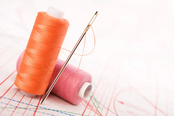 針と糸のスプールアクセサリーを縫う. — ストック写真