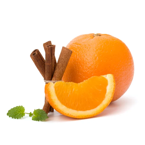 Narancssárga gyümölcs szegmens, a fahéjat és a menta. forró italok ingre — Stock Fotó