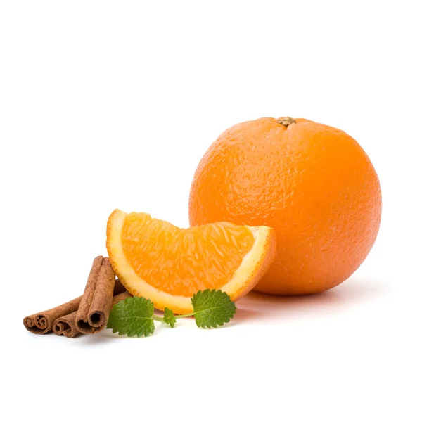 Narancssárga gyümölcs szegmens, a fahéjat és a menta. forró italok ingre — Stock Fotó