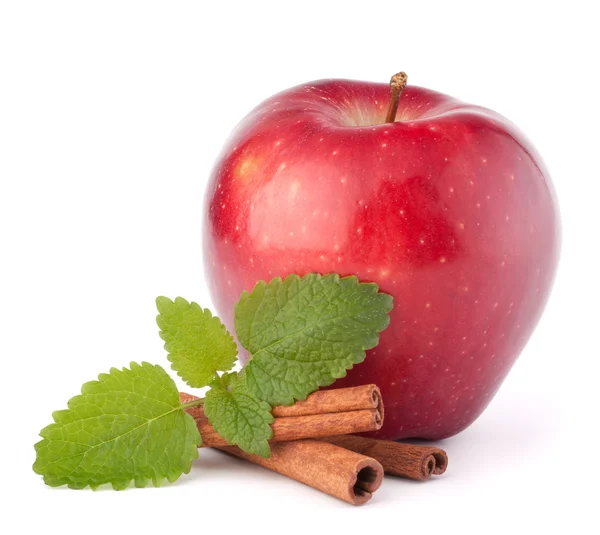 Красное яблоко, коричные палочки и мятные листья натюрморта — стоковое фото