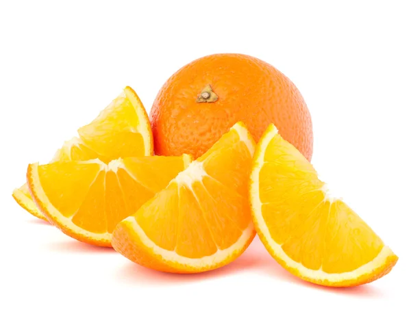 Целые оранжевые фрукты и его сегменты или кантели — стоковое фото
