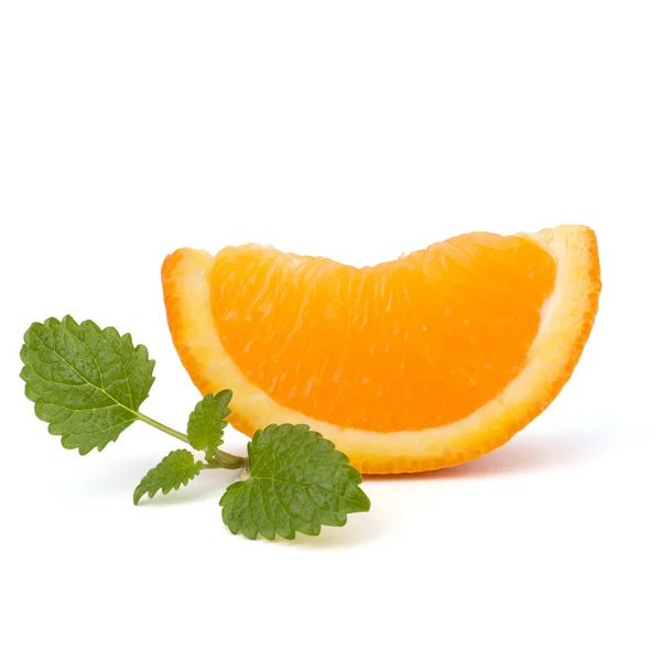 Orangenfruchtsegment und Zitronenminzblatt — Stockfoto