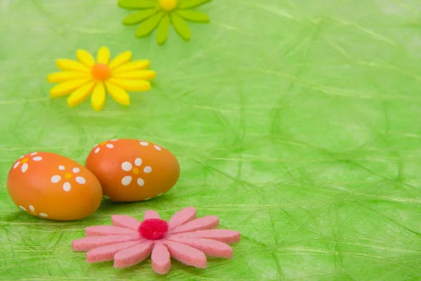 Osterhintergrund. Ostereier und Blumen. — Stockfoto