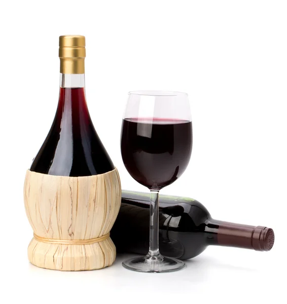 Copo de vidro de vinho tinto completo e garrafa — Fotografia de Stock