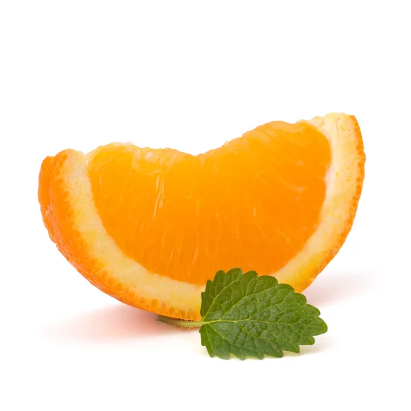 Orangenfruchtsegment und Zitronenminzblatt — Stockfoto
