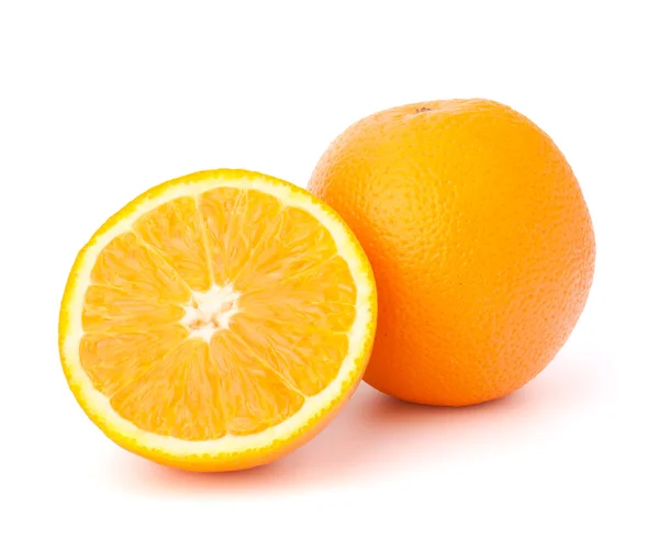 Kuttet oransje fruktsegmenter isolert på hvit bakgrunn – stockfoto