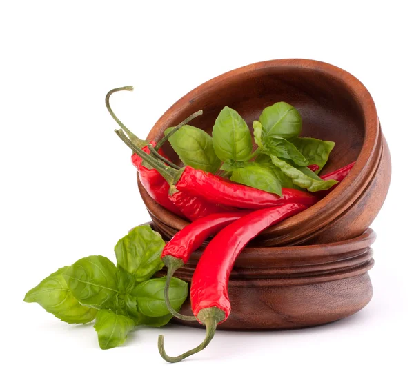 Varm röd chili eller Chili peppar i trä skålar stack — Stockfoto
