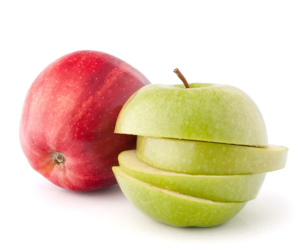 Красные и зеленые нарезанные яблоки — стоковое фото