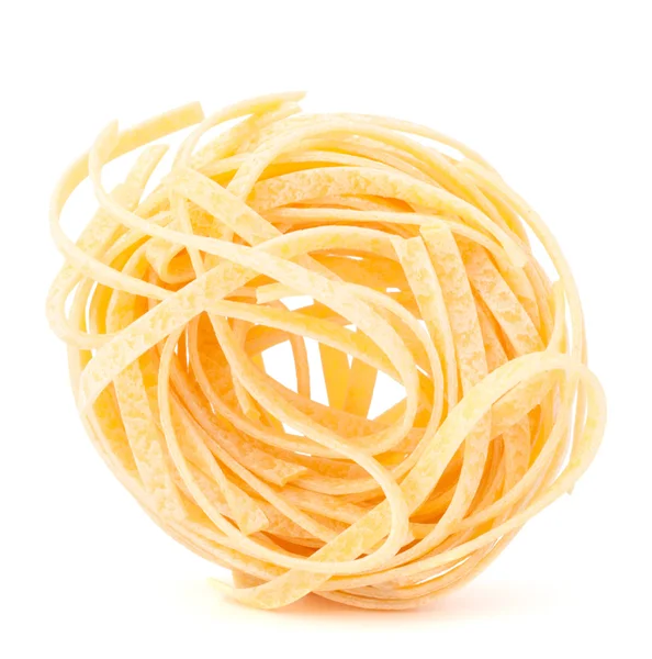 Sarang tagliatelle pasta Italia terisolasi pada latar belakang putih — Stok Foto