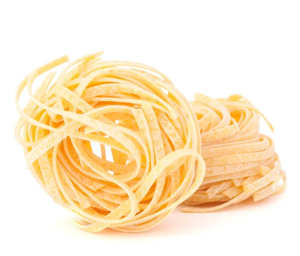 Pâtes italiennes tagliatelle nid isolé sur fond blanc — Photo