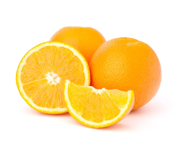 在白色背景上分离的切碎的橙子片 — 图库照片