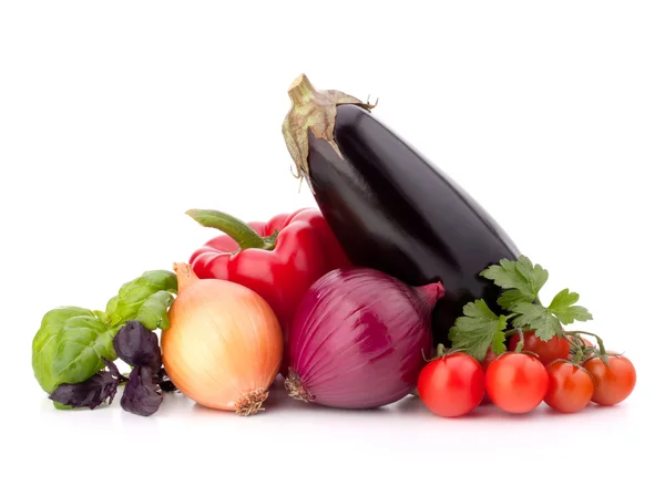 Paprika, Zwiebeln, Tomaten, Auberginen und Basilikumblätter noch l — Stockfoto