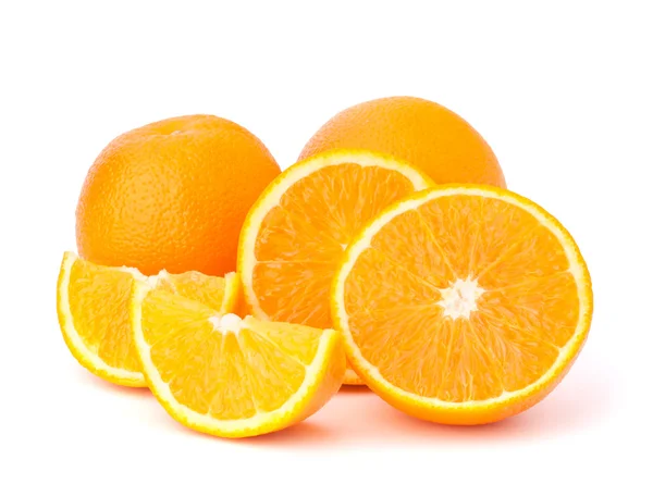 Segmenti di frutta arancio tagliati a fette isolati su fondo bianco — Foto Stock