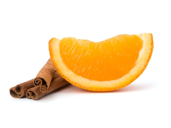 Segmento di frutta arancione e bastoncini di cannella isolati su dorso bianco — Foto Stock
