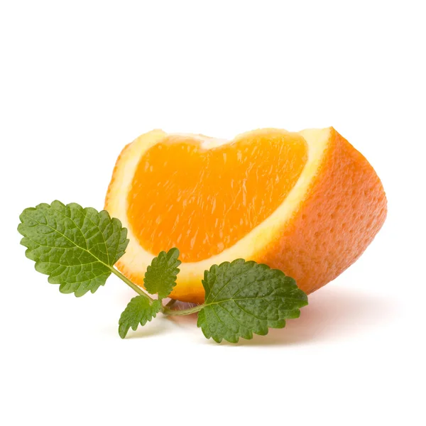 Segmento di frutta arancione e foglia di menta cedro — Foto Stock