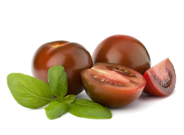Pomidor kumato i Bazyli liść — Zdjęcie stockowe