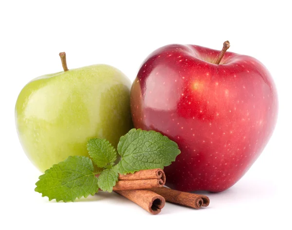 红色和绿色苹果肉桂棒和薄荷叶静物 — 图库照片