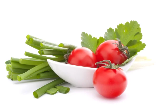 Cebolletas y tomate cherry en un bol — Foto de Stock
