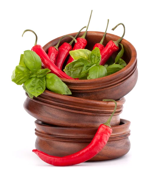 Gorący czerwony chili lub pieprz chili w drewniane miski żetonów — Zdjęcie stockowe