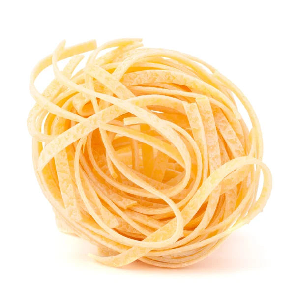 Italské těstoviny tagliatelle hnízdo izolované na bílém pozadí — Stock fotografie