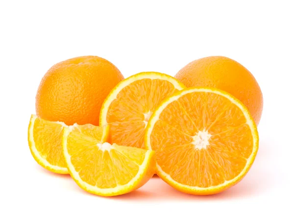 Fehér alapon izolált szeletelt narancssárga gyümölcsszegmensek — Stock Fotó