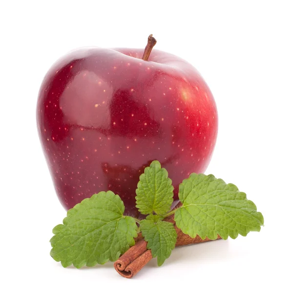Червоне яблуко, палички кориці та листя м'яти — стокове фото