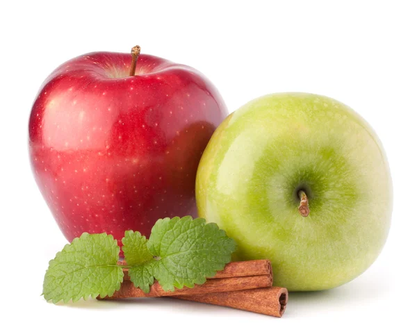 Красные и зеленые яблоки, коричные палочки и мятные листья натюрморта — стоковое фото
