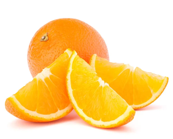 Ganze Orangenfrüchte und ihre Segmente oder Kanteln — Stockfoto