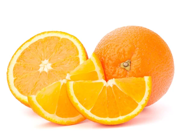 Hele oranje groenten en zijn segmenten of cantles — Stockfoto