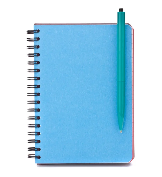 Синяя обложка ноутбука с ручкой — стоковое фото