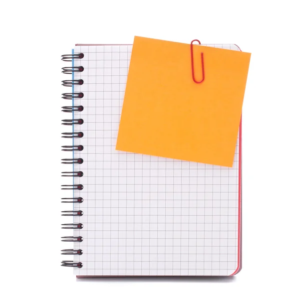 Notebook em branco verificado com papel de aviso — Fotografia de Stock