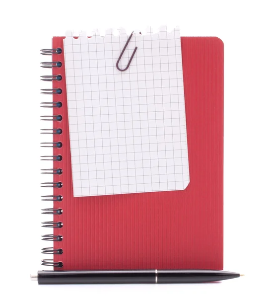 Röda anteckningsboken med varsel papper och penna — Stockfoto