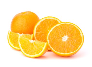 Dilimlenmiş portakal meyve segmentleri beyaz arkaplanda izole edilmiş