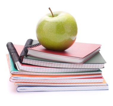 Not defteri yığını ve elma. çuval ve öğrenci çalışmaları aksesuarları. geri okul kavramı.