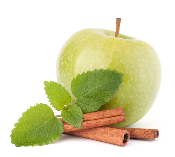 Зеленое яблоко, коричные палочки и мятные листья натюрморта — стоковое фото