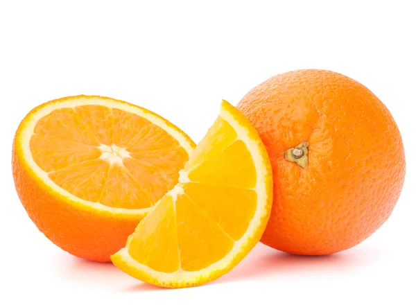 Frutas de laranjeira inteiras e seus segmentos ou cantões — Fotografia de Stock