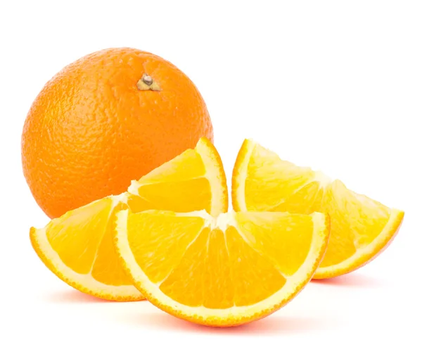 Frutas de laranjeira inteiras e seus segmentos ou cantões — Fotografia de Stock