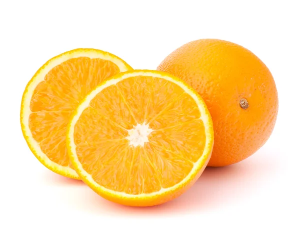 Segmentos de fruta naranja en rodajas aislados sobre fondo blanco — Foto de Stock