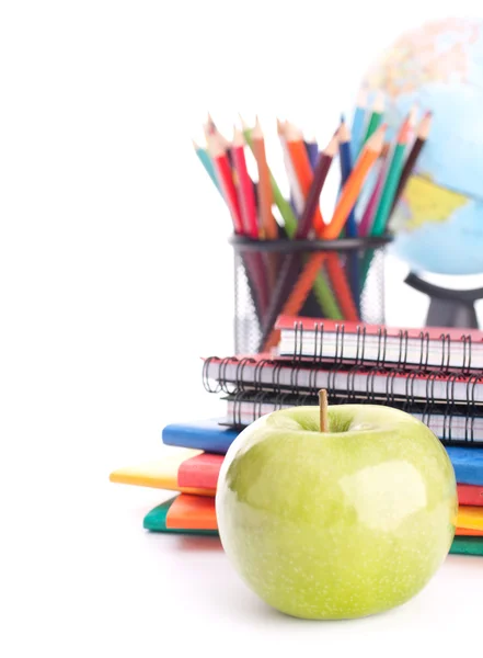 Яблоко, блокнот и карандаши. Школьники и студенты — стоковое фото