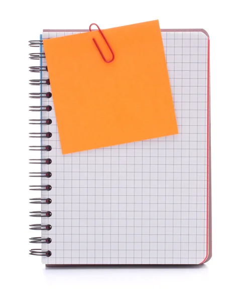 Cuaderno en blanco con papel de aviso —  Fotos de Stock