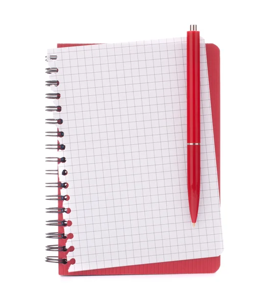 Caderno vermelho com papel de aviso e caneta — Fotografia de Stock